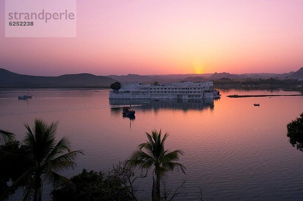 Sonnenuntergang  Hotel  See  Palast  Schloß  Schlösser  Asien  Indien  Rajasthan  Udaipur