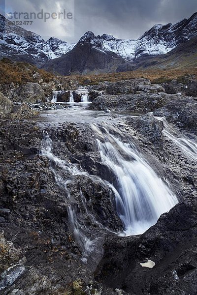 nebeneinander  neben  Seite an Seite  Europa  Berg  gehen  Großbritannien  Fee  Isle of Skye  Schottland