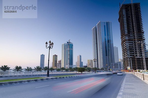 nebeneinander  neben  Seite an Seite  Vereinigte Arabische Emirate  VAE  Gebäude  Naher Osten  Lagune  Sharjah  Schardscha