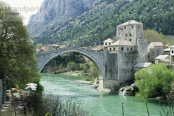 Europa  über  Stadt  Brücke  Fluss  Trennung  Mostar  türkisch