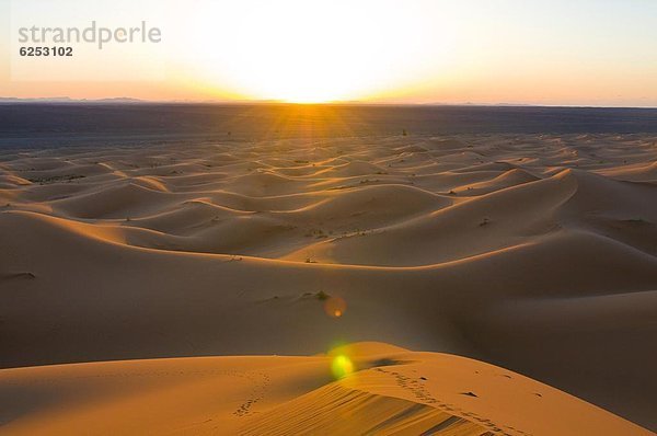Nordafrika  Sonnenuntergang  über  Sand  Düne  Afrika  Merzouga  Marokko