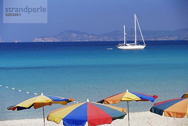 Europa Strand Regenschirm Schirm bunt Sonnenschirm Schirm Balearen Balearische Inseln Formentera Spanien