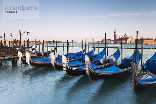 Europa  Quadrat  Quadrate  quadratisch  quadratisches  quadratischer  Kai  Insel  Ansicht  Gondel  Gondola  UNESCO-Welterbe  Venetien  Langensee  Lago Maggiore  Markusplatz  Italien  Venedig