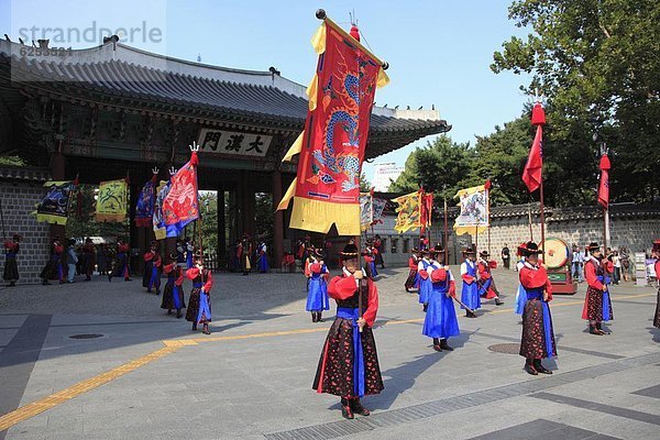 Ändern der Wachen  Deoksugung Palast (Palast tugendhafter Langlebigkeit)  Seoul  Südkorea  Asien