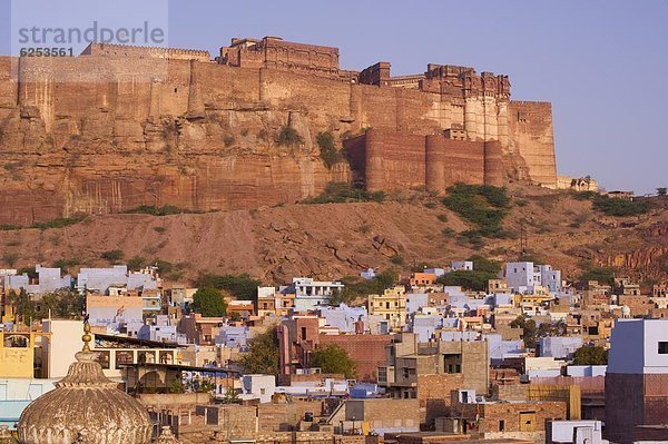Gebäude Berggipfel Gipfel Spitze Spitzen Ignoranz blau Festung Asien Indien Jodhpur Rajasthan
