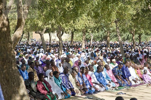 Westafrika  Außenaufnahme  Mann  halten  Junge - Person  Religion  Bewunderung  Festival  Afrika  Mali  freie Natur