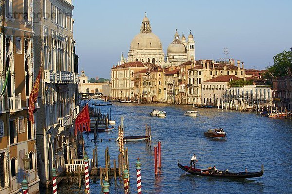 Die Kirche Santa Maria della Salute und den Canal Grande  gesehen von der Academia Brücke  Venedig  UNESCO Weltkulturerbe  Veneto  Italien  Europa