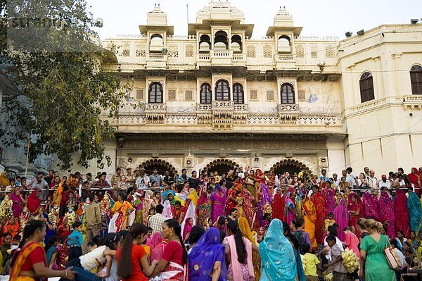 Frauen in bunten Saris auf dem Mewar-Festival am Lake Pichola  Udaipur  Rajasthan  Indien  Asien