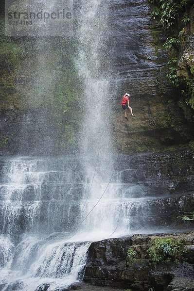 Abseilen am Wasserfall Juan Curi  Abenteuer-Sport-Hauptstadt von Kolumbien  San Gil  Kolumbien  Südamerika