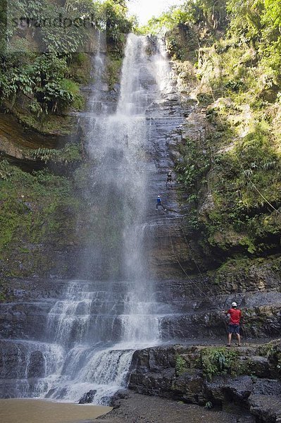 Abseilen am Wasserfall Juan Curi  Abenteuer-Sport-Hauptstadt von Kolumbien  San Gil  Kolumbien  Südamerika