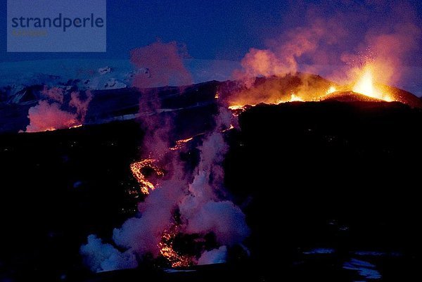 Nacht  Vulkan  Lava  fließen  Ansicht  Island