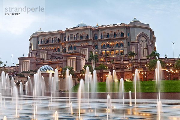 Abu Dhabi  Hauptstadt  Wasser  Springbrunnen  Brunnen  Fontäne  Fontänen  Vereinigte Arabische Emirate  VAE  Hotel  frontal  Palast  Schloß  Schlösser  Naher Osten
