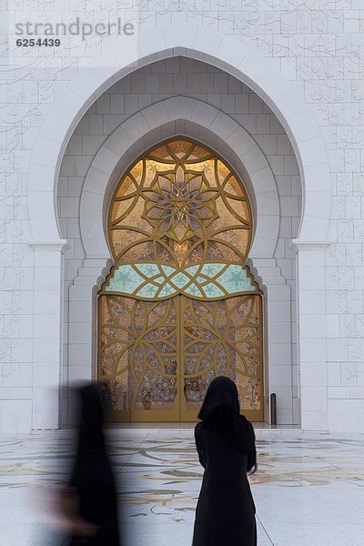 Abu Dhabi  Hauptstadt  Vereinigte Arabische Emirate  VAE  Eingang  Halle  Naher Osten  Moschee  Gebet