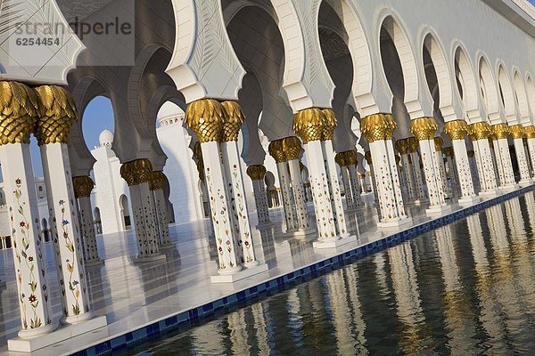 Abu Dhabi  Hauptstadt  Vereinigte Arabische Emirate  VAE  Säule  Naher Osten  vergoldet  Moschee