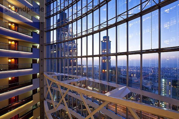 Moderne Architektur in einem Luxus Büro- und Hotelgebäude  Dubai  Vereinigte Arabische Emirate  Naher Osten