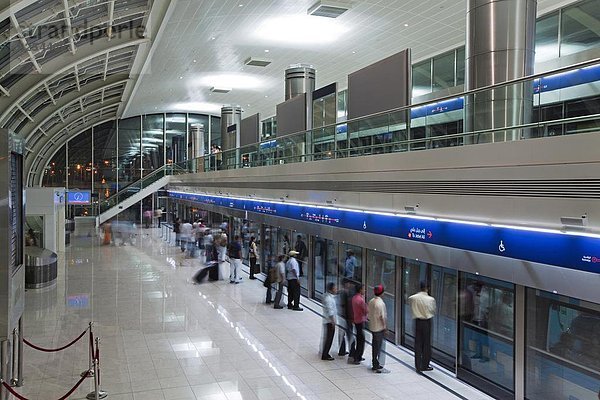Vereinigte Arabische Emirate  VAE  Lifestyle  Architektur  Metro  Naher Osten  3  Dubai  modern  Haltestelle  Haltepunkt  Station