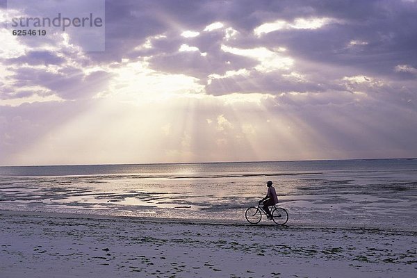 Ostafrika  nahe  Strand  Himmel  radfahren  dramatisch  vorwärts  Afrika  Fischer  Tansania