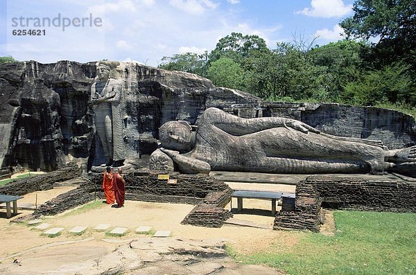 frontal  Statue  2  UNESCO-Welterbe  Mönch  Asien  Buddha  Gal Vihara  Polonnaruwa  Sri Lanka