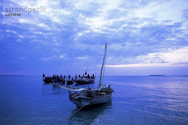 Ostafrika  Ozean  Boot  Indianer  angeln  Afrika  Abenddämmerung  Tansania  Sansibar