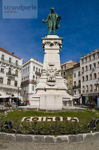 Europa  Quadrat  Quadrate  quadratisch  quadratisches  quadratischer  Statue  Mittelpunkt  Coimbra  Portugal