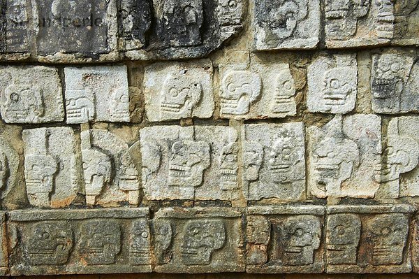 Detail  Details  Ausschnitt  Ausschnitte  Stein  Nordamerika  Mexiko  Hilfe  Totenkopf  UNESCO-Welterbe  Yucatan
