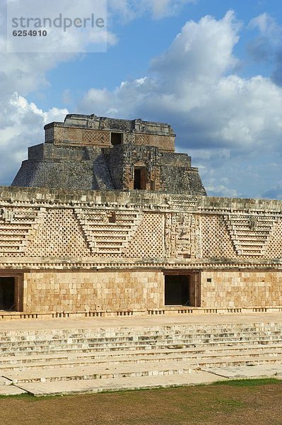 pyramidenförmig  Pyramide  Pyramiden  Ausgrabungsstätte  Nordamerika  Mexiko  UNESCO-Welterbe  Nonne  Maya  Zauberer  Pyramide  Uxmal