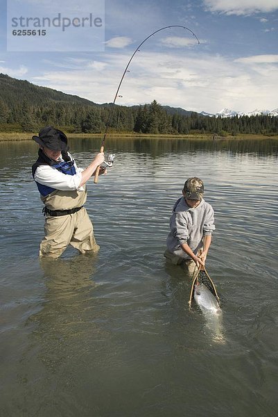 Vereinigte Staaten von Amerika  USA  Fisch  Pisces  Junge - Person  fangen  Netz  Nordamerika  Silber  Lachs  Silberlachs  Oncorhynchus kisutch  Alaska  Fischer