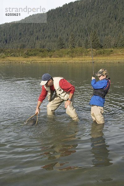 Vereinigte Staaten von Amerika  USA  Junge - Person  fangen  Nordamerika  Silber  Lachs  Silberlachs  Oncorhynchus kisutch  Alaska  Hilfe