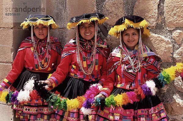 Portrait  sehen  Tradition  lächeln  tanzen  Blick in die Kamera  3  Mädchen  Peru  Cuzco  Cusco  Kleid  Südamerika