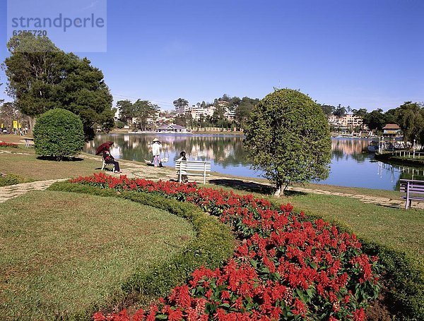 See und Blumenbeete  Dalat  zentrales Hochland  Vietnam  Indochina  Südostasien  Asien