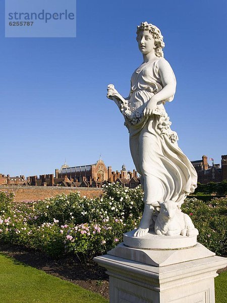 Klassische Statue im Rosengarten  Hampton Court Palace  Gemeinde Richmond upon Thames  Greater London  England  Großbritannien  Europa
