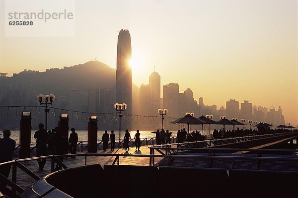 Skyline  Skylines  Hafen  Hintergrund  Insel  China  Asien  Abenddämmerung  Hongkong