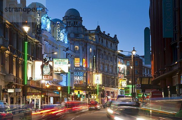 Theatreland am Abend  Shaftesbury Avenue  London  England  Großbritannien  Europa