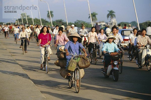 Morgen  Fahrradfahrer  Hektik  Druck  hektisch  Brücke  Südostasien  Vietnam  Asien  Stunde