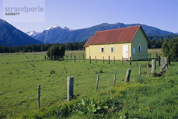 bunt Fluss Kirche Feld Pazifischer Ozean Pazifik Stiller Ozean Großer Ozean neuseeländische Südinsel Neuseeland