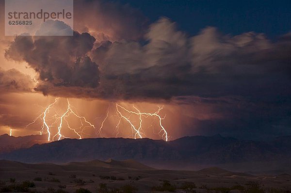 Vereinigte Staaten von Amerika USA Berg über Sturm Tal Sand Nordamerika Elektrizität Strom Gabel Klatsch Düne Death Valley Nationalpark Kalifornien Blitz