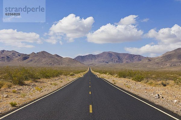 Vereinigte Staaten von Amerika USA Berg Strauch Nordamerika Death Valley Nationalpark vorwärts Klatsch Straßenrand