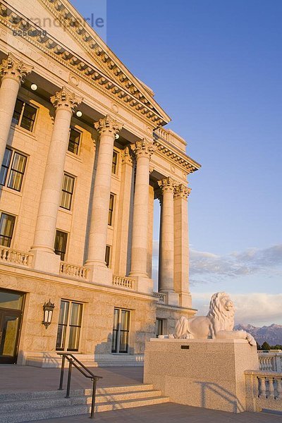 Vereinigte Staaten von Amerika  USA  Löwe  Panthera leo  Skulptur  Gebäude  Nordamerika  Salt Lake City  Utah