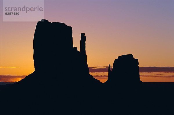 Silhouette  Sonnenaufgang  Fäustling  Nordamerika  Monument Valley  Utah