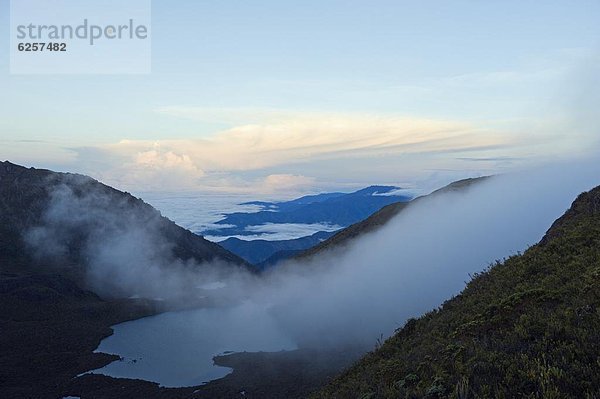 Berggipfel  Gipfel  Spitze  Spitzen  Morgen  über  Dunst  See  Mittelamerika  Costa Rica