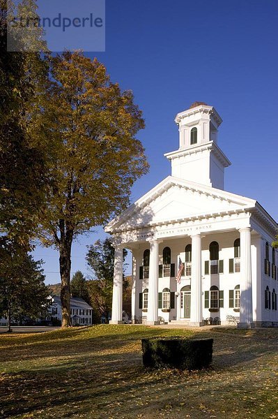 Vereinigte Staaten von Amerika  USA  Gerichtsgebäude  Lifestyle  Gebäude  grün  Dorf  Herbst  Nordamerika  Neuengland  umgeben  Griechenland  Retro  Laub  griechisch  Vermont