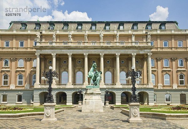 Hintere Eingang in der Ungarischen Nationalgalerie mit Reiterstandbild  Budapest  Ungarn  Europa