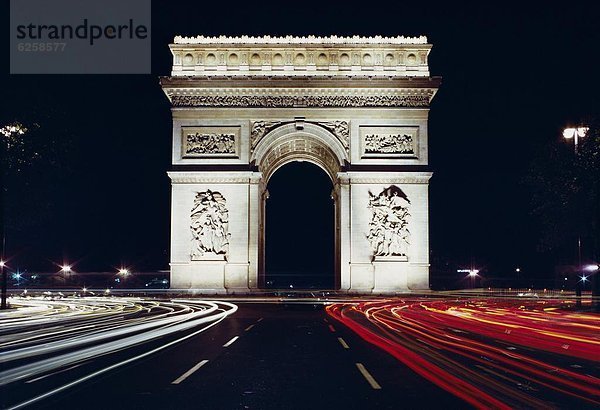 Triumphbogen bei Nacht  Paris  Frankreich  Europa