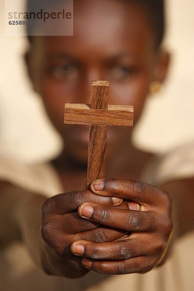 Westafrika überqueren halten jung Afrika Christ Kreuz Togo