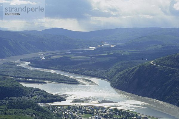 reinkommen  Großstadt  Fluss  Nordamerika  Fokus auf den Vordergrund  Fokus auf dem Vordergrund  Dawson City  Kanada  links  Yukon