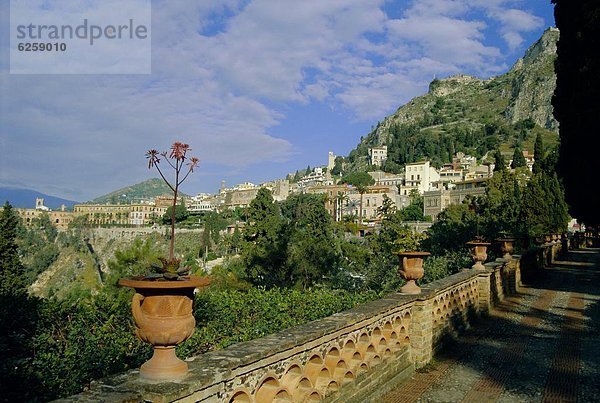 Europa  über  Großstadt  Garten  Ansicht  öffentlicher Ort  Italien  Sizilien  Taormina