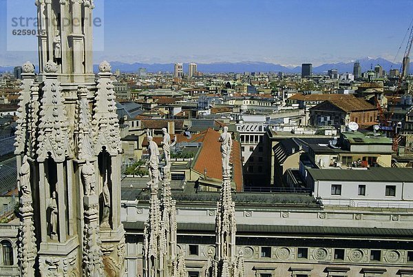 Blick auf die Stadt vom Dach des Doms  Mailand  Lombardei  Italien  Europa