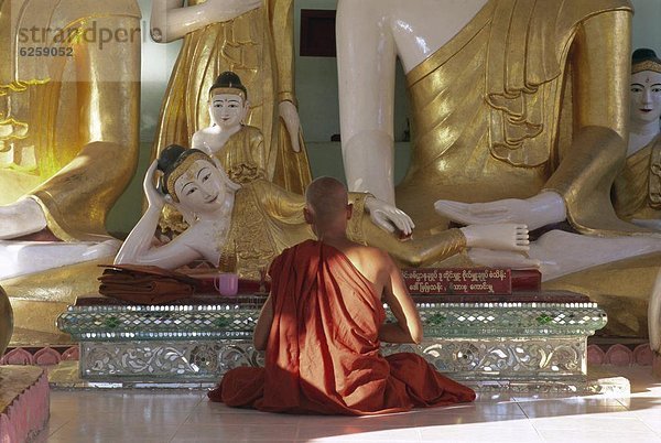 Hingebung  fünfstöckig  Buddhismus  Myanmar  Asien  Mönch  Pagode