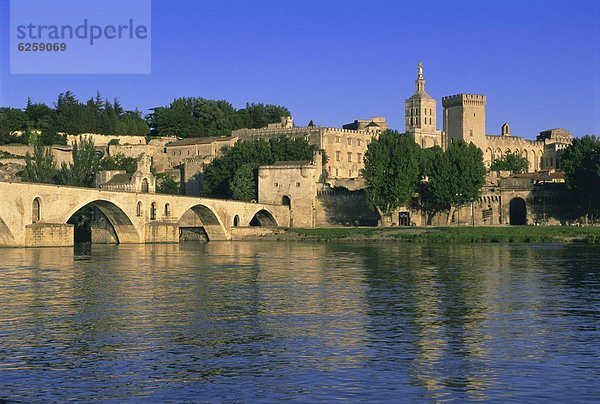 Frankreich  Europa  über  Brücke  Fluss  Provence - Alpes-Cote d Azur  Avignon  Rhone  Vaucluse