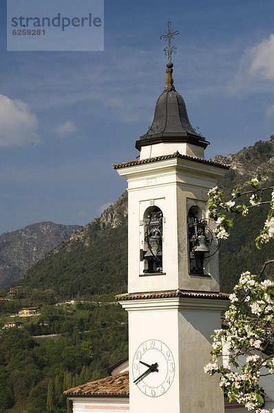 Europa  Berg  über  Kirche  Dorf  Kirchturm  Gardasee  Italien  Lombardei